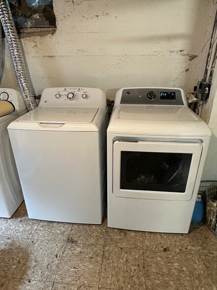 GE washer/dryer - 2229 Coventry Rd