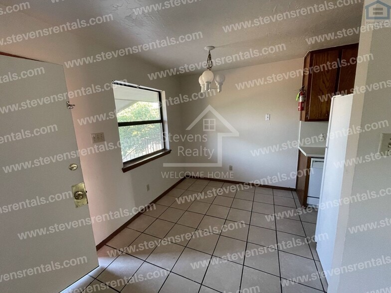 Building Photo - 1912 SW D Ave