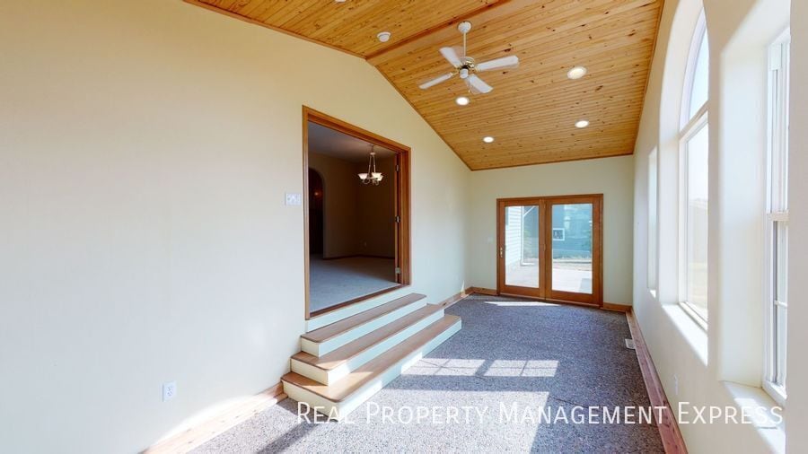 Building Photo - 305 N Pine Lake Dr
