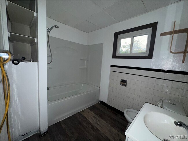 Building Photo - 108 Schutrum St