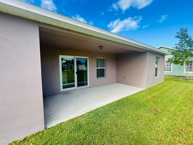 Building Photo - GORGEOUS 4 Bedroom/ 2 Bathroom in Palm Bay!!