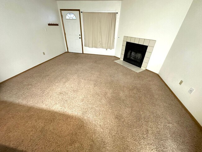 Building Photo - Cozy End-Unit Condo in Gated Community