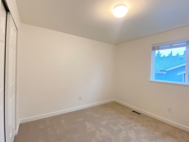 Building Photo - FULLY UPDATED Auburn home near Thomas Jefferson HS