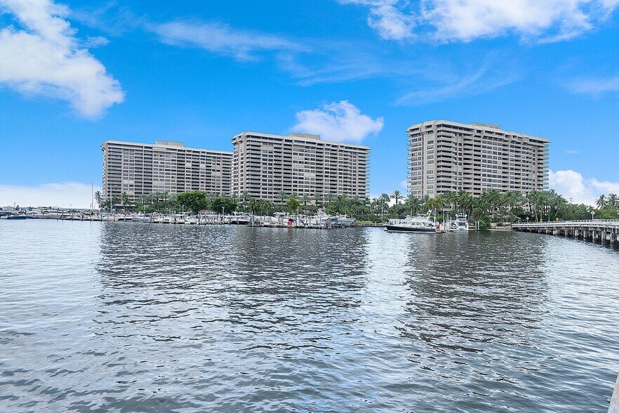 Building Photo - 2 Grove Isle Dr