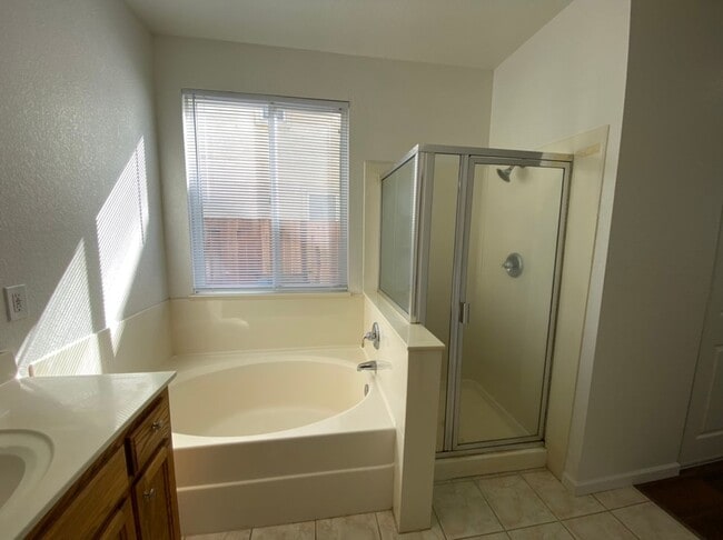 Building Photo - 6 bedroom in Manteca!