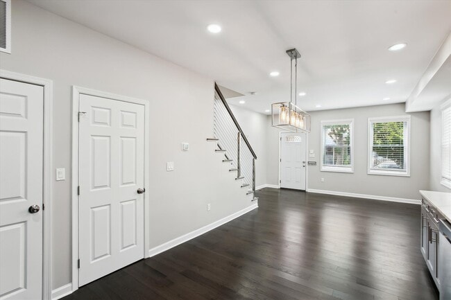 Building Photo - 526 Roxboro Pl NW