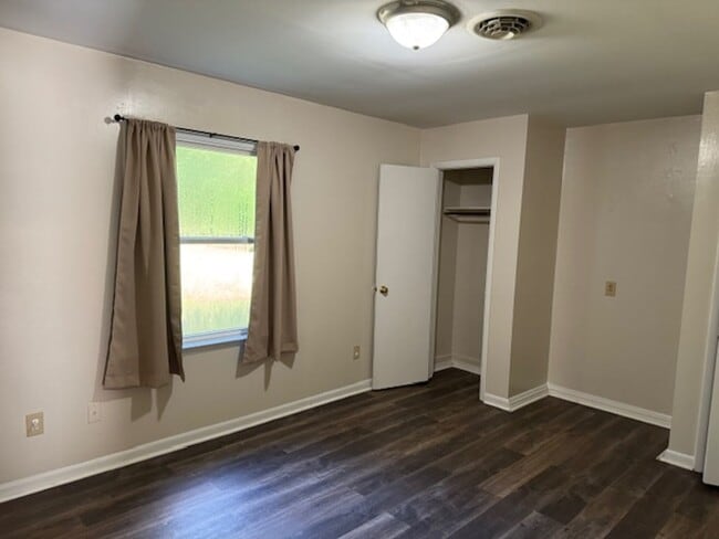Building Photo - 715 Lee Dr