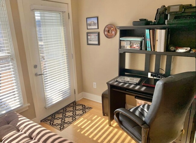 Building Photo - 2 BEDROOM 2.5 BATH TOWNHOME WITH DOWNTOWN ...