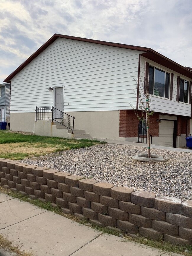 Building Photo - Spacious and bright 3-bedroom, 2-bathroom ...
