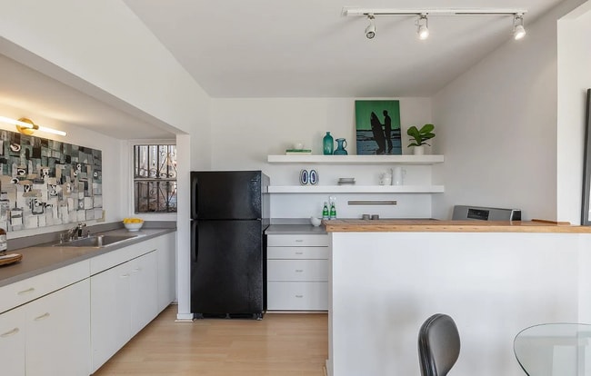 Building Photo - Prime Bernal Village with views - a single...