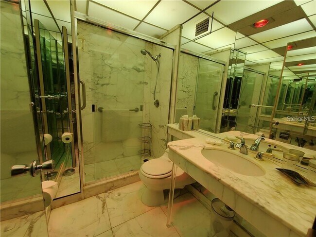 Building Photo - 1050 Longboat Club Rd