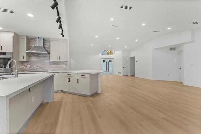 Building Photo - 16859 Crestview Ln