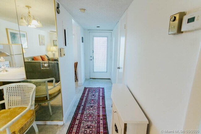 Building Photo - 300 NE 26th Ave