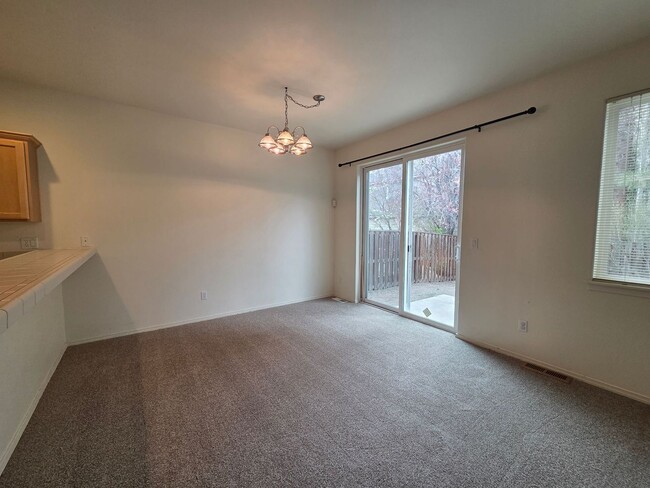 Building Photo - $400 Move In Credit!! 3 Bed/2.5 Bath Single Family Home in River Canyon Estates - BRAND NEW CARPET