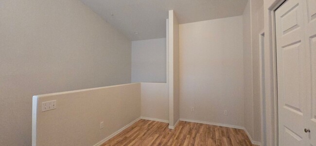 Building Photo - GREAT 2 LEVEL CONDO