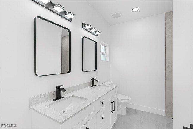 Building Photo - 837 Colyer St E