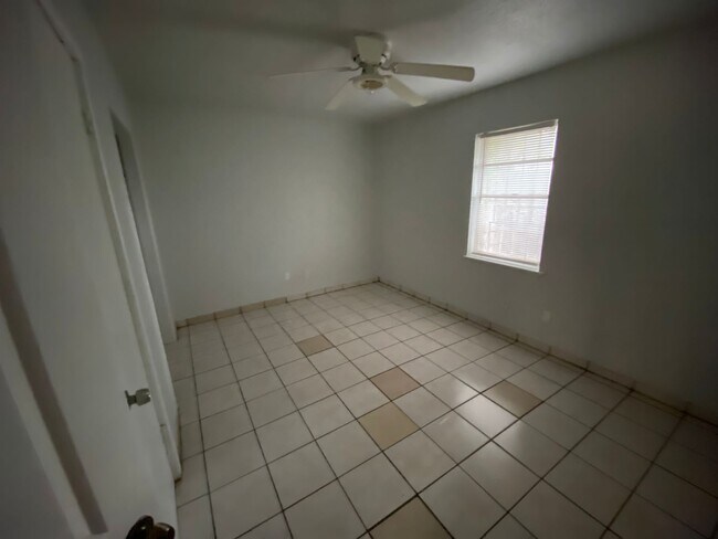 Building Photo - 910 Athol St