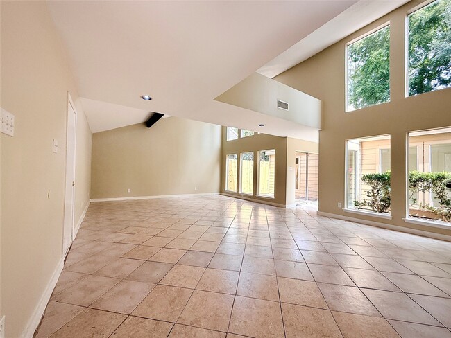 Building Photo - 11530 Bellerive Dr