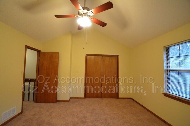 Building Photo - 311 NE Timbercreek Dr