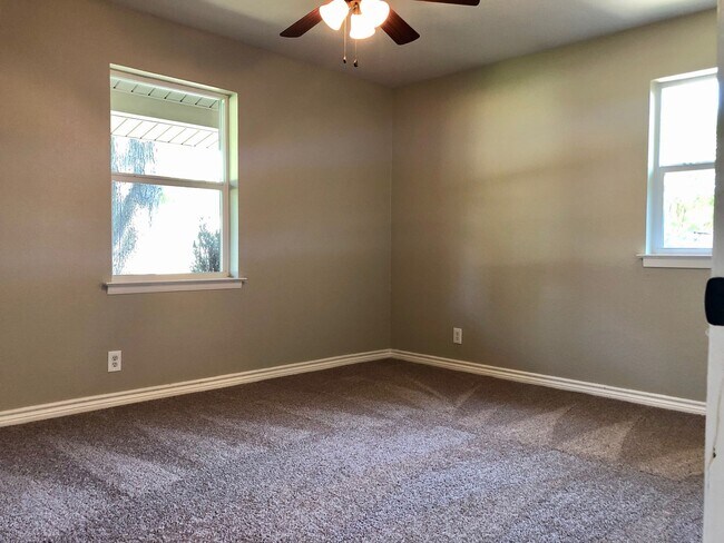 Building Photo - 3 Bedroom / 2 Bath / 2 Car Garage and Carp...