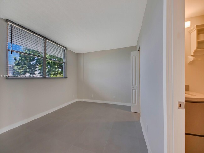 Building Photo - 108 Royal Pk Dr