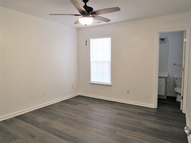 Building Photo - 300 Meadowbrook Ln