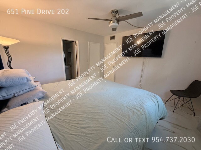 Building Photo - 651 Pine Dr