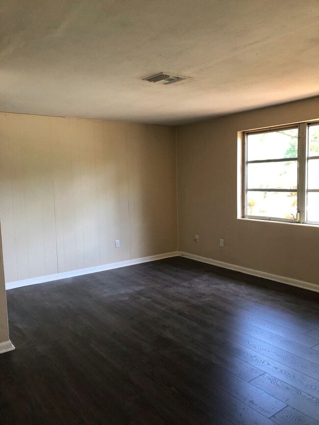 Building Photo - 2 Bed 1 Bath Home | Carport | Central AC | Pet Friendly | Washer Dryer Hook Ups | Section 8 Welcome