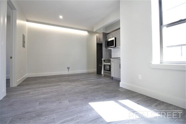 Building Photo - Modern New 2 Bed in Park Slope
