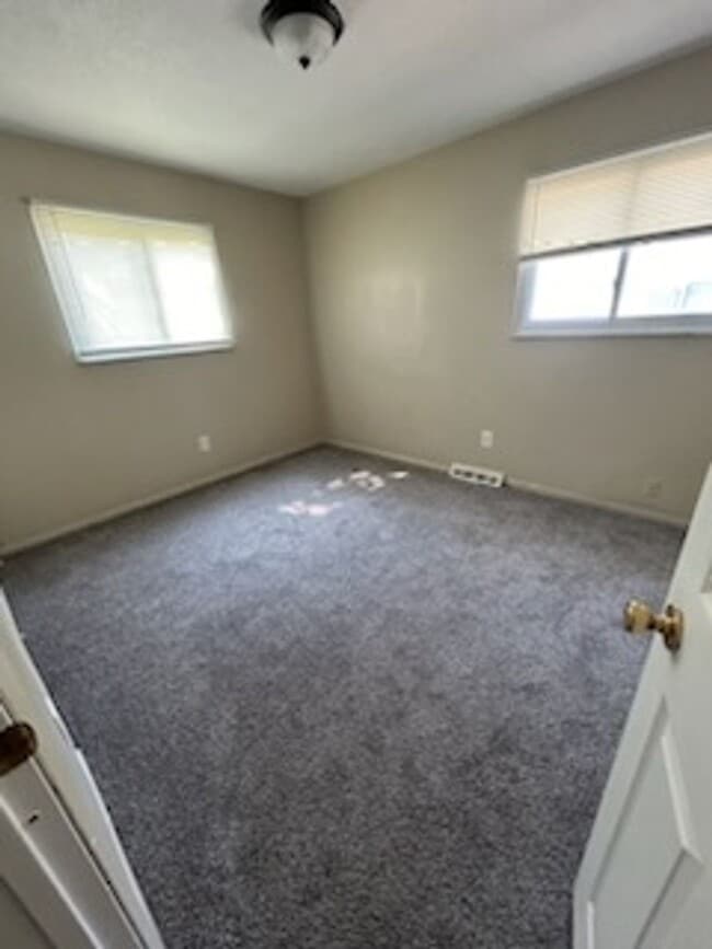 Building Photo - Three bed, one bath
