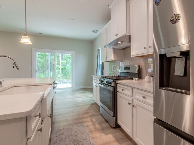 Building Photo - 12 MONTH RENTAL - 3 BED 2.5 BATH SINGLE FA...