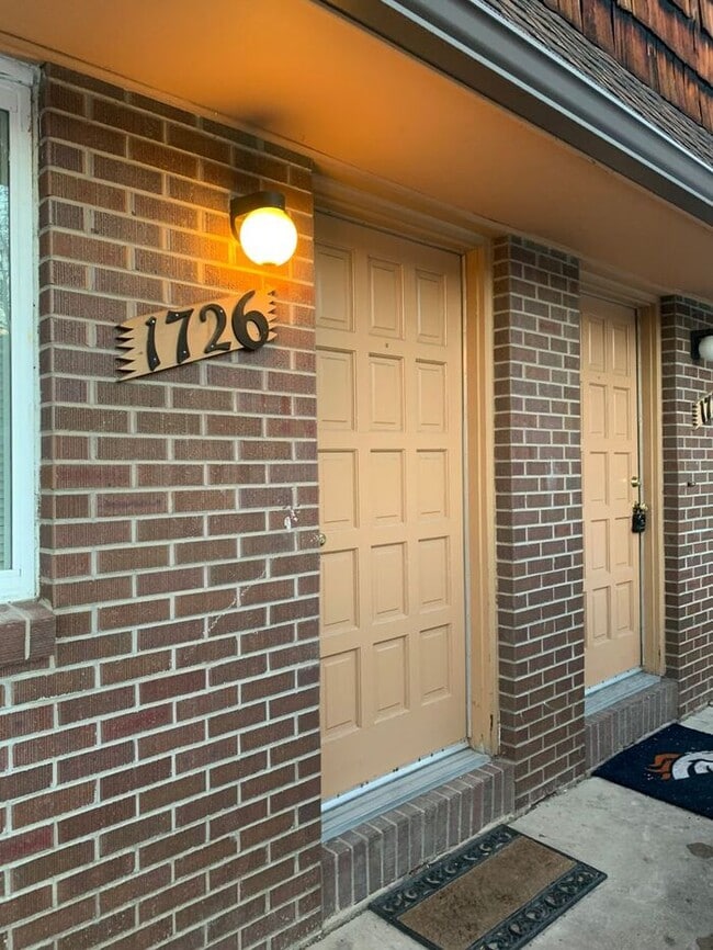 Building Photo - Beautiful 2 Bedroom Town Home! INCLUDED IN RENT: Water/Sewer/Gas/Trash