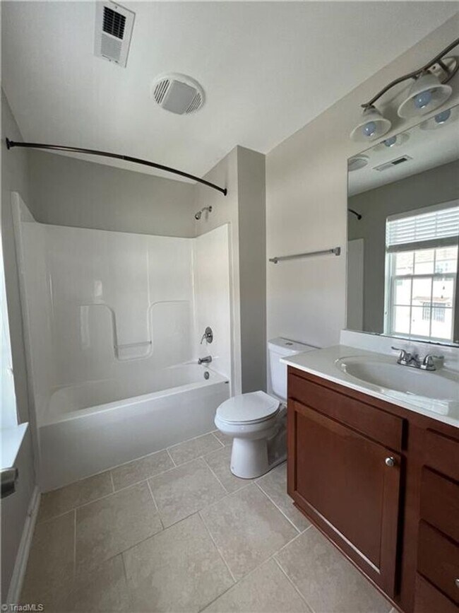 Building Photo - Fabulous 3BR 2.5BA Townhome with Community...