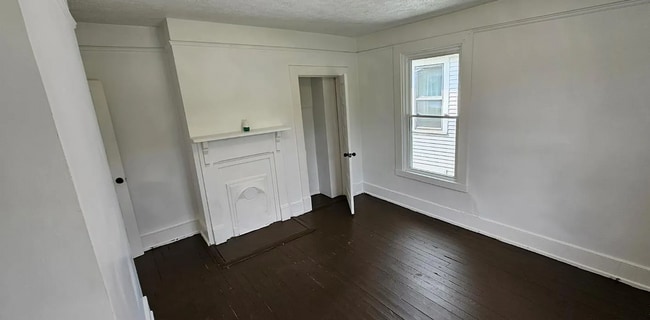 Building Photo - 4 Bedroom 1 Bath House Available to Rent f...