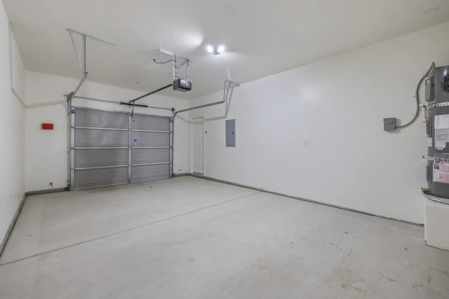 Building Photo - 601 E 10th St