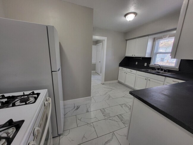 Building Photo - 3 bedroom, 1.5 bathroom house located in E...