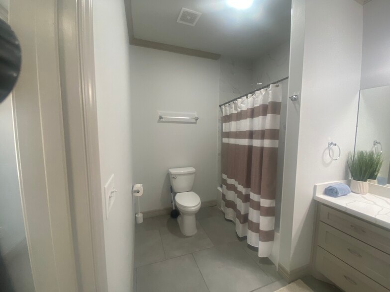 Hallway Bathroom - 2925 Pecos St