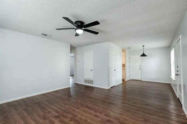 Building Photo - 2900 Mesquite Ln