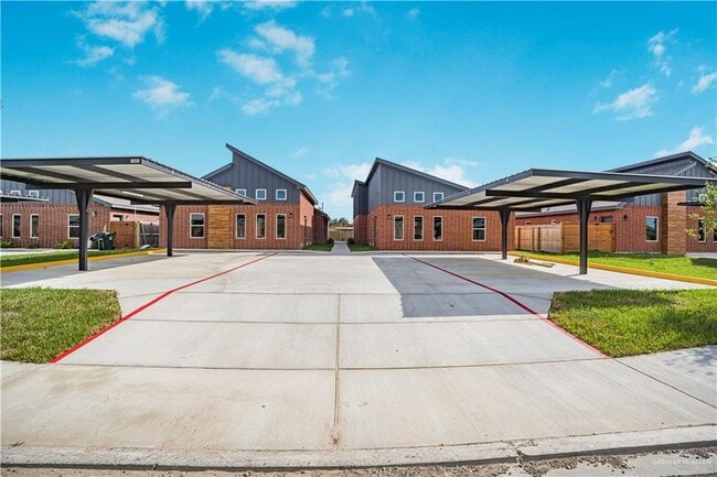 Primary Photo - 10 Hidden Hls St