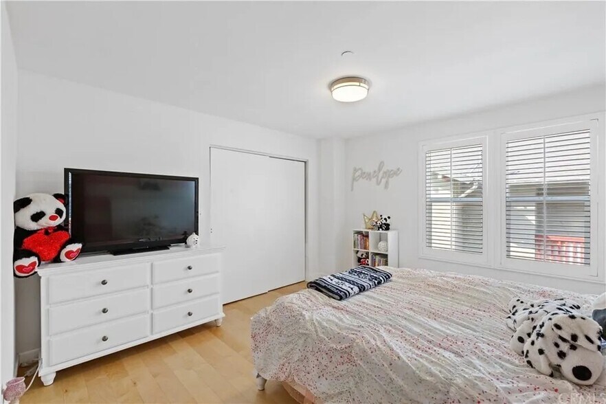 Bedroom - 37 E Howard St
