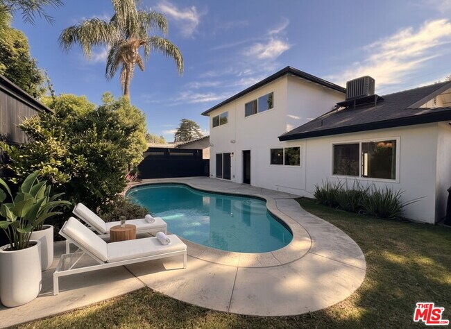 Building Photo - 13123 Magnolia Blvd