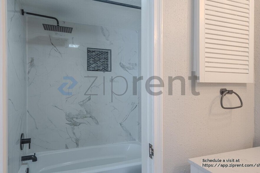 Building Photo - 2052 Lakeside Dr