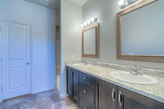 Building Photo - 4 Bedroom End Unit in Sienna Hills! Small Dog Friendly!