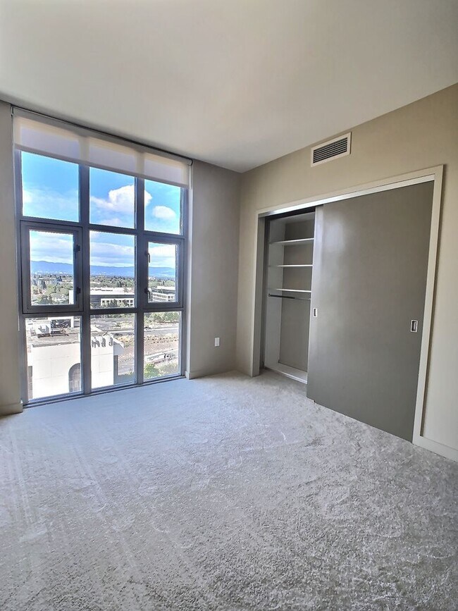Building Photo - Fantastic 2 Bed/2Bath Penthouse with Panor...