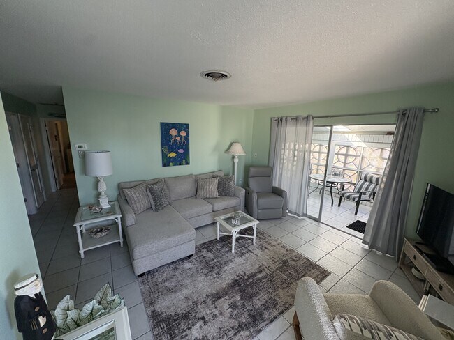 Building Photo - 1205 Tarpon Center Dr