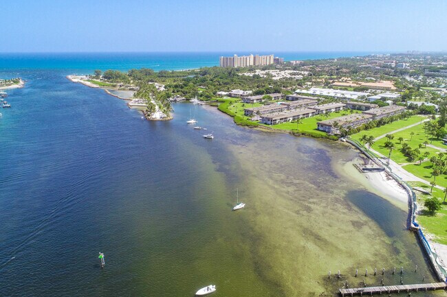 Building Photo - 755 Saturn St