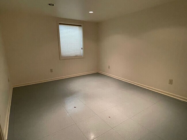 Building Photo - 5012 N Yale St