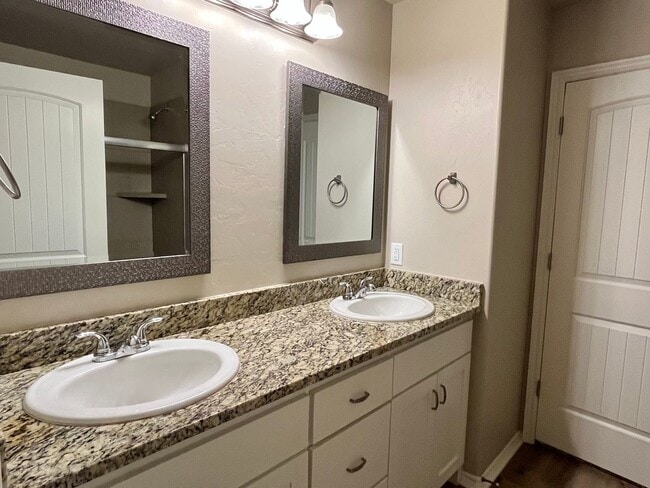 Building Photo - Updated 3 Bedroom 2 Bath Duplex in the Hea...