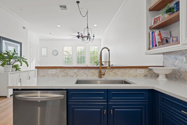 Building Photo - 285 SE 6th Ave