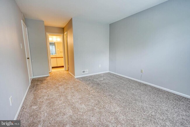 Building Photo - 166 Woodlake Dr